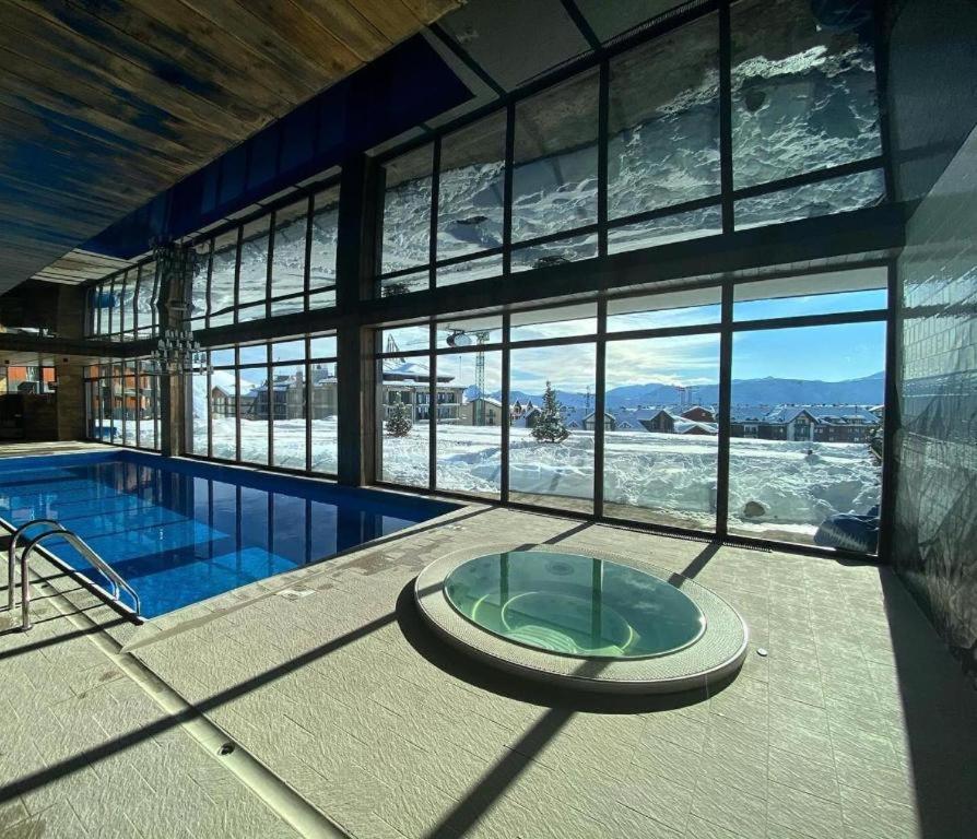 Atrium Mountain View Apartment, New شقة *